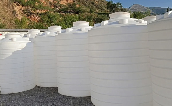 化工液体储存注意事项——选对PE和政塑料桶避免安全隐患