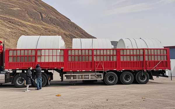 和政塑料桶装车完毕准备运输中