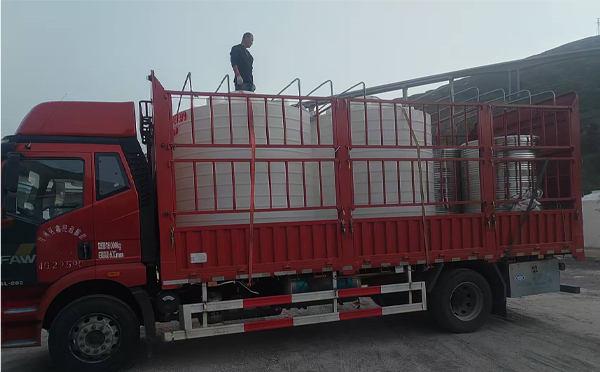 和政立式运输桶安排发货现场