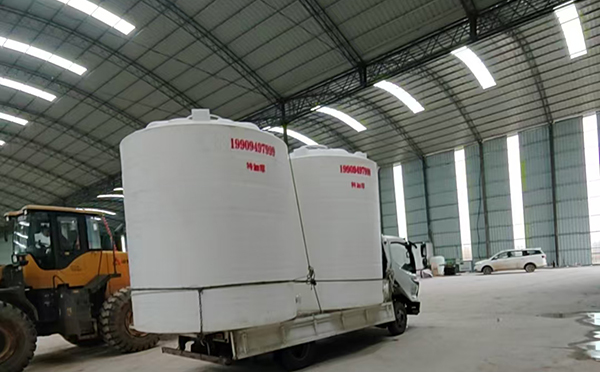 特加厚和政塑料大桶装车运输交付实录 特加厚和政塑料大桶装车运输交付实录